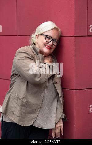 Köln, Deutschland. Juni 2021. Angelika MILSTER in einer Gastrolle bei UNTER UNS, die Saengerin und Schauspielerin als Gaststar in der Rolle von Hilde Müller. Auf den ersten Blick eine sehr charmante, gutherzige Oma, die gerne auf der Bank in der Sonne sitzt und Tauben füttert: Aber alles ist eine Fassade! In Wirklichkeit führt sie ein kriminelles Doppelleben. Porträt, Porträt, Porträt, Einzelbild beschnitten, Einzelbild, Einzelbild, Im Hintergrund der Wesen. UNTER UNS in den MMC Studios Köln, Fotosession am 24. Juni 2021 in Köln, Übertragung vom 22. September 2021 auf RTL, € Credit: dpa/Alamy Live News Stockfoto