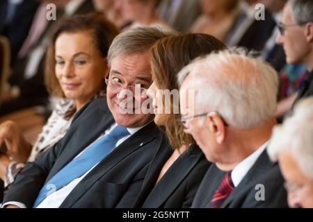 Düsseldorf, Deutschland. Juni 2021. Ministerpräsident Armin LASCHET würdigt im Gespräch mit TV-Moderator Nazan ECKES mit dem Verdienstorden des Landes die Bürger Nordrhein-Westfalens für ihr außergewöhnliches Engagement für die Gesellschaft, Verleihung des Verdienstordens des Landes Nordrhein-Westfalen am 28. Juni 2021 in Düsseldorf å Quelle: dpa/Alamy Live News Stockfoto