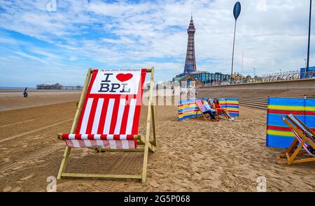 Ein riesiger Liegestuhl, der auf der Promenade am Blackpool Beach, Lancashire, ausgestellt wird, um die Rückkehr des Liegestuhls an die Küste von Blackpool nach zehn Jahren Abwesenheit zu markieren. Der örtliche Geschäftsmann Andrew Beaumont hat einen Teil der Promenade vom gemeinderat angemietet, um Blackpool-Liegestühle einzurichten, die täglich bis zu 500 Stühle und Windschutze an Touristen vermieten werden. Bilddatum: Dienstag, 29. Juni 2021. Stockfoto