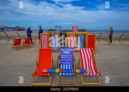 Liegestühle zum ersten Mal seit über zehn Jahren auf der Promenade am Blackpool Beach in Lancashire zu mieten. Der örtliche Geschäftsmann Andrew Beaumont hat einen Teil der Promenade vom gemeinderat angemietet, um Blackpool-Liegestühle einzurichten, die täglich bis zu 500 Stühle und Windschutze an Touristen vermieten werden. Bilddatum: Dienstag, 29. Juni 2021. Stockfoto