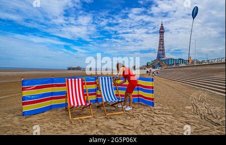 Liegestühle zum ersten Mal seit über zehn Jahren auf der Promenade am Blackpool Beach in Lancashire zu mieten. Der örtliche Geschäftsmann Andrew Beaumont hat einen Teil der Promenade vom gemeinderat angemietet, um Blackpool-Liegestühle einzurichten, die täglich bis zu 500 Stühle und Windschutze an Touristen vermieten werden. Bilddatum: Dienstag, 29. Juni 2021. Stockfoto