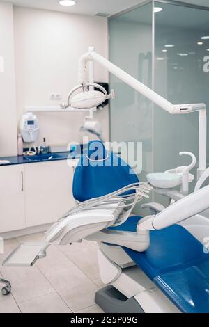 Zahnstuhl und andere Geräte in der modernen Zahnklinik. Stockfoto