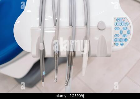 Nahaufnahme der modernen Werkzeuge in der Zahnklinik verwendet. Stockfoto