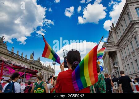 Berlin, Deutschland - 26. Juni 2021 - EINE Frau trägt am Christopher Street Day (CSD) EINE Regenbogenfahne Stockfoto