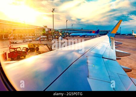 Bild im Zusammenhang mit Reisen und gewerblichen Verkehrsmitteln. Reisen Sie mit dem Flugzeug und dem Flughafen Stockfoto