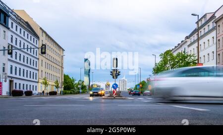 WIEN, ÖSTERREICH - 05. MAI 2021: Sehen Sie sich den Verkehr auf der Reichsbrücke in Wien, Wien, Österreich an einem bewölkten Tag an. Stockfoto