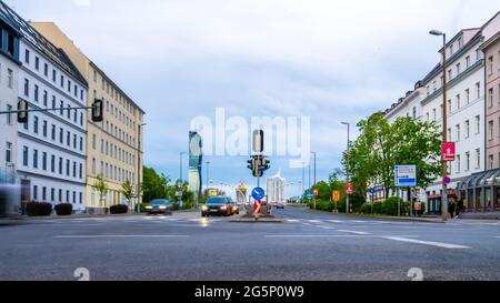 WIEN, ÖSTERREICH - 05. MAI 2021: Sehen Sie sich den Verkehr auf der Reichsbrücke in Wien, Wien, Österreich an einem bewölkten Tag an. Stockfoto