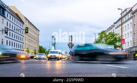 WIEN, ÖSTERREICH - 05. MAI 2021: Sehen Sie sich den Verkehr auf der Reichsbrücke in Wien, Wien, Österreich an einem bewölkten Tag an. Stockfoto