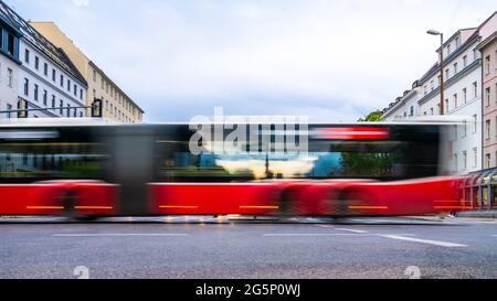 WIEN, ÖSTERREICH - 05. MAI 2021: Sehen Sie sich den Verkehr auf der Reichsbrücke in Wien, Wien, Österreich an einem bewölkten Tag an. Stockfoto