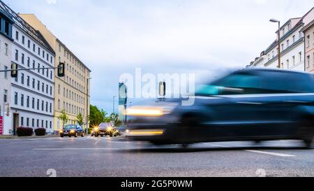 WIEN, ÖSTERREICH - 05. MAI 2021: Sehen Sie sich den Verkehr auf der Reichsbrücke in Wien, Wien, Österreich an einem bewölkten Tag an. Stockfoto