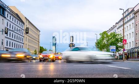 WIEN, ÖSTERREICH - 05. MAI 2021: Sehen Sie sich den Verkehr auf der Reichsbrücke in Wien, Wien, Österreich an einem bewölkten Tag an. Stockfoto