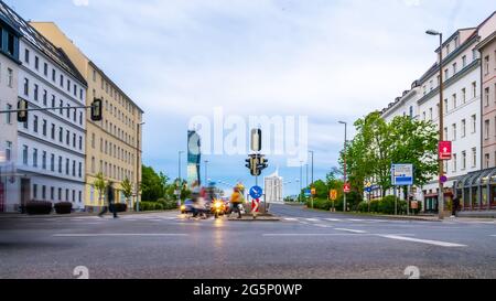 WIEN, ÖSTERREICH - 05. MAI 2021: Sehen Sie sich den Verkehr auf der Reichsbrücke in Wien, Wien, Österreich an einem bewölkten Tag an. Stockfoto