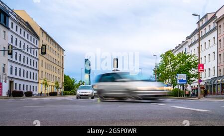 WIEN, ÖSTERREICH - 05. MAI 2021: Sehen Sie sich den Verkehr auf der Reichsbrücke in Wien, Wien, Österreich an einem bewölkten Tag an. Stockfoto