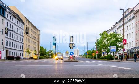 WIEN, ÖSTERREICH - 05. MAI 2021: Sehen Sie sich den Verkehr auf der Reichsbrücke in Wien, Wien, Österreich an einem bewölkten Tag an. Stockfoto