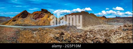 Landschaft Berge, Vulkane und Krater in wilder Landschaft. Vulkanlandschaft im Nationalpark Timanfaya, Lanzarote, Kanarische Inseln, Spanien Stockfoto