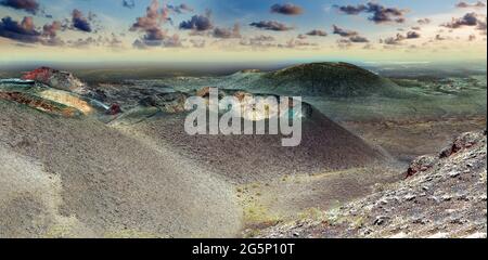 Landschaft Berge, Vulkane und Krater in wilder Landschaft. Vulkanlandschaft im Nationalpark Timanfaya, Lanzarote, Kanarische Inseln, Spanien Stockfoto