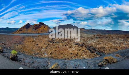 Landschaft Berge, Vulkane und Krater in wilder Landschaft. Vulkanlandschaft im Nationalpark Timanfaya, Lanzarote, Kanarische Inseln, Spanien Stockfoto