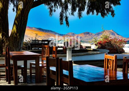 Landschaftlich reizvolle Landschaft mit vulkanischen Weinbergen. Lanzarote. Kanarische Inseln. Spanien. La Geria Weinberg auf schwarzem vulkanischen Boden. Stockfoto