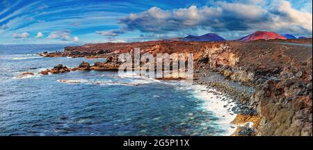 Malerische Landschaft Los Hervideros Lavahöhlen auf der Insel Lanzarote, Wahrzeichen der Kanarischen Inseln. Strände, Klippen und Inseln von Spanien Stockfoto