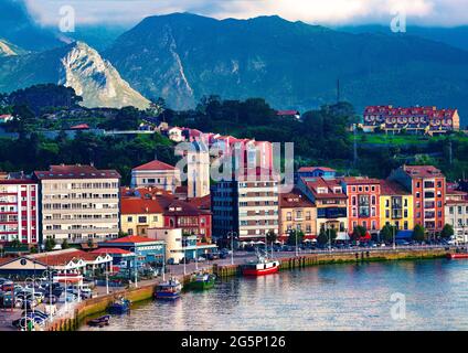 Hafen mit Booten und Häusern in Ribadesella. Fischerdorf Asturien, Spanien. Stockfoto