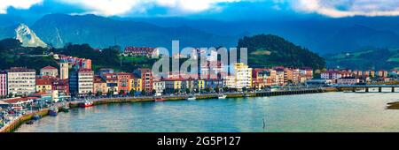 Hafen mit Booten und Häusern in Ribadesella. Fischerdorf Asturien, Spanien. Stockfoto