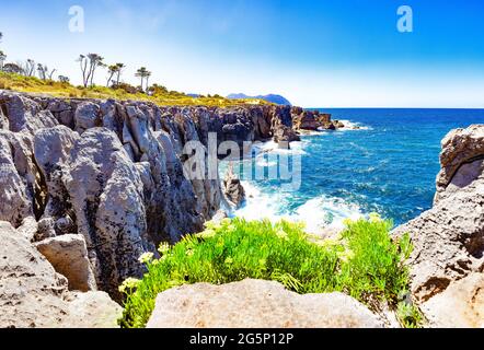 Landschaft Sonnenuntergang Landschaft Klippen und Felsen.Kantabrien, Spanien.Wilde Straße Natur. Spektakuläre Berge an der spanischen Küste Stockfoto