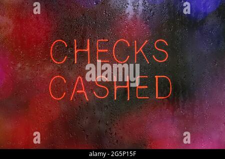 Vintage Neon Sign Karos kassiert in Rainy Window Stockfoto