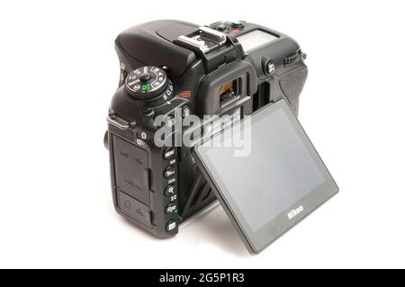 Carrara, Italien - 26. Juni 2021 - Rückansicht einer DSLR-Kamera D7500 Nikon mit geneigtem LC-Display Stockfoto