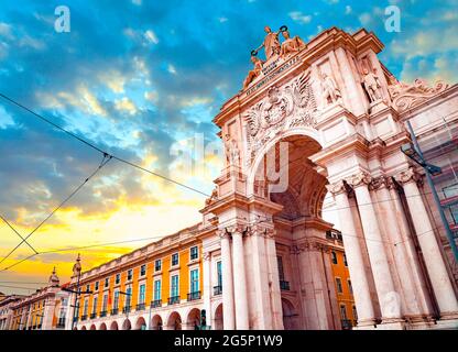 Sonnenaufgang über dem Arco da Rua Augusta Architekturdenkmal, historisches Wahrzeichen.Stadtzentrum von Lissabon Portugal. Stockfoto