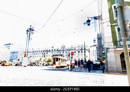 Silhouette von Menschen, die auf der Straße der Großstadt spazieren. Abstraktes Stadtleben. Stockfoto