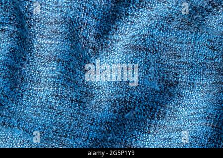 Blaue Strickstruktur. Zerknitterte Decke Hintergrund Stockfoto