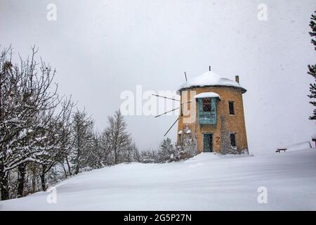 Foto einer Windmühle, aufgenommen in einer verschneiten Landschaft. Darüber hinaus gehört dieses Foto dazu, die türkei von der Sole der schönsten Orte zu trennen. Stockfoto