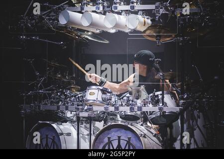 AUDITORIUM LINGOTTO, TURIN, ITALIEN: Mike Mangini, Schlagzeuger der amerikanischen Progressive Metal Band Dream Theater, tritt live auf der Bühne für die „Images, Words and Beyond“ Tour in Turin auf. Stockfoto