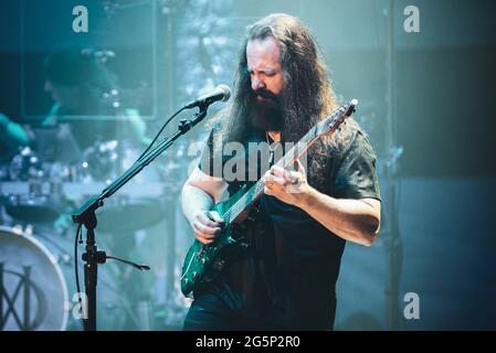 AUDITORIUM LINGOTTO, TURIN, ITALIEN: John Petrucci, Gitarrist der amerikanischen Progressive Metal Band Dream Theater, tritt live auf der Bühne für die „Images, Words and Beyond“ Tour in Turin auf. Stockfoto