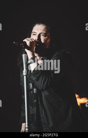 AUDITORIUM LINGOTTO, TURIN, ITALIEN: James LaBrie, Sänger der amerikanischen Progressive Metal Band Dream Theater, tritt live auf der Bühne für die „Images, Words and Beyond“ Tour in Turin auf. Stockfoto