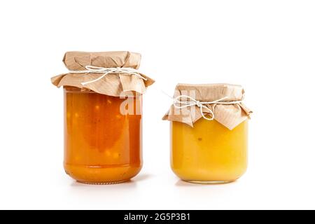 Bunte Marmelade in Gläser auf weißem Hintergrund. Stockfoto