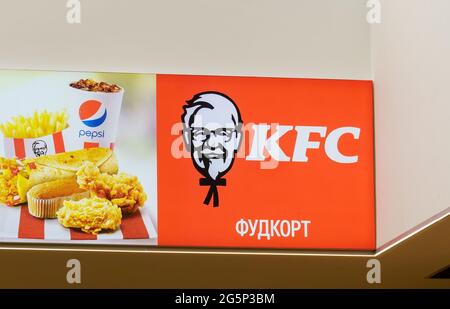 Tjumen, Russland-21. april 2021: KFC mit Logo-Nahaufnahme. Selektiver Fokus Stockfoto