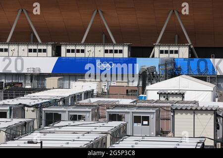 Tokio, Japan. Juni 2021. Blick auf die Baustelle des Ariake Gymnastics Centers.25 Tage vor der Eröffnungszeremonie der Olympischen Sommerspiele 2020 in Tokio befinden sich noch viele Sportstätten und Fanzonen im Bau. Das Kasai Kanuslalom Center ist der olympische Austragungsort für den Kanuslalom. (Foto: Stanislav Kogiku/SOPA Images/Sipa USA) Quelle: SIPA USA/Alamy Live News Stockfoto