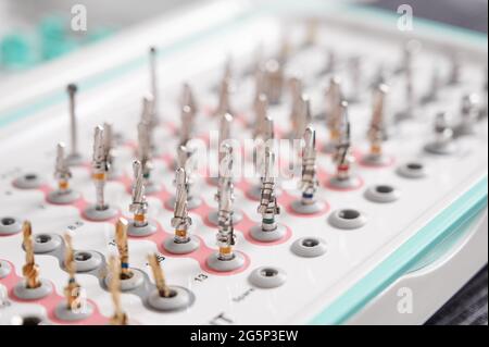 Set von Bohrdüsen für eine Zahnbohrmaschine für Implantate. Chirurgisches Taper-Kit. Makro, Nahaufnahme. Konzept der modernen Zahntechnik Stockfoto