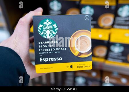 Tjumen, Russland-26. Februar 2020: Starbucks Dolce gusto nescafe Espresso Kaffeekapseln Stockfoto