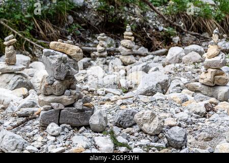 Eine Gruppe von Cairn (auch Cairn, Steinmaennchen oder Steinmandl genannt), die als traditioneller Wandermarker in den Salzburger Alpen in Österreich dient. Stockfoto