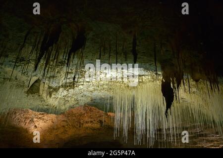 Die Höhlen von Choranche (Vercors) enthalten eine außergewöhnlich lange Fistel von 3.20 m. Stockfoto