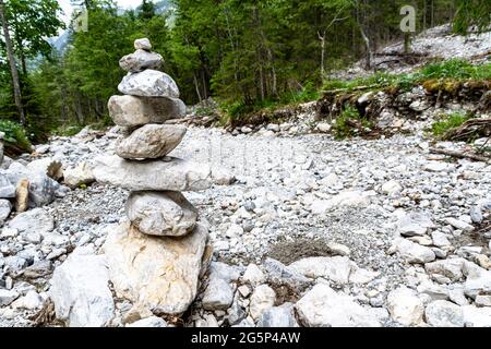 Ein Cairn (auch Cairn, Steinmaennchen oder Steinmandl genannt) dient als traditioneller Wandermarker in den Salzburger Alpen in Österreich. Stockfoto