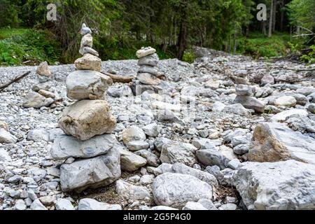 Ein Cairn (auch Cairn, Steinmaennchen oder Steinmandl genannt) dient als traditioneller Wandermarker in den Salzburger Alpen in Österreich. Stockfoto