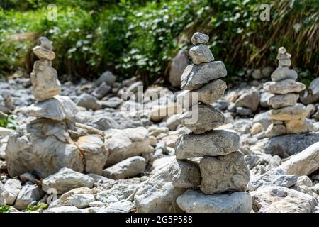 Eine Gruppe von Cairn (auch Cairn, Steinmaennchen oder Steinmandl genannt), die als traditioneller Wandermarker in den Salzburger Alpen in Österreich dient. Stockfoto