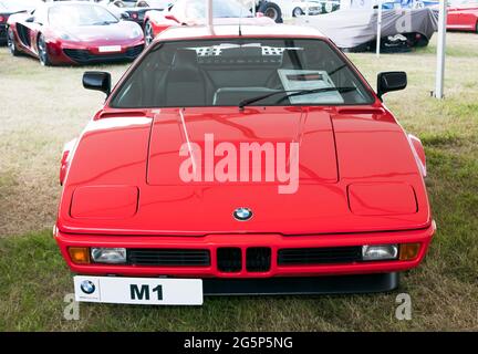 Vorderansicht eines roten, 1980, BMW M1, ausgestellt auf der 2021, London Classic Car Show, Syon Park Stockfoto