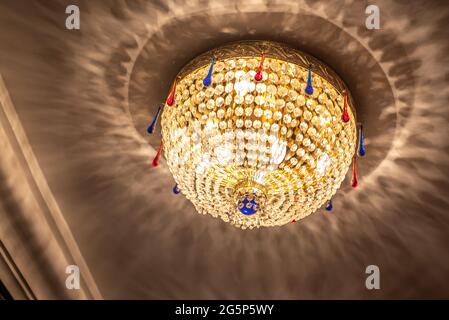 Wunderbarer runder, strahlender Glanz mit Glasperlen an der Decke Stockfoto