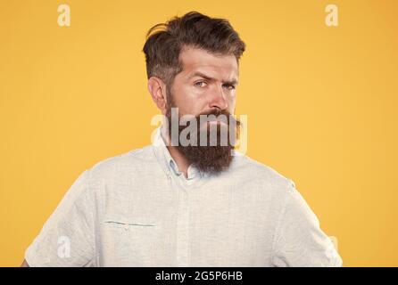 Suchen so stilvoll. Brutal kaukasischen Hipster mit Schnurrbart. Zuversichtlich und gut aussehende brutalen Mann. Charismatischen Kerl suchen ernst. Männlich Barber Mode Stockfoto