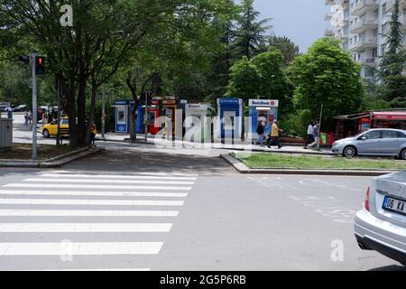 Geldautomaten vieler verschiedener türkischer Banken stehen an einem regulären Tag an der Straße Ankara Cankaya Stockfoto