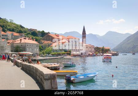 Perast, Montenegro - 6. Juli 2014: Blick auf die historische Stadt Perast in der weltberühmten Bucht von Kotor. Stockfoto